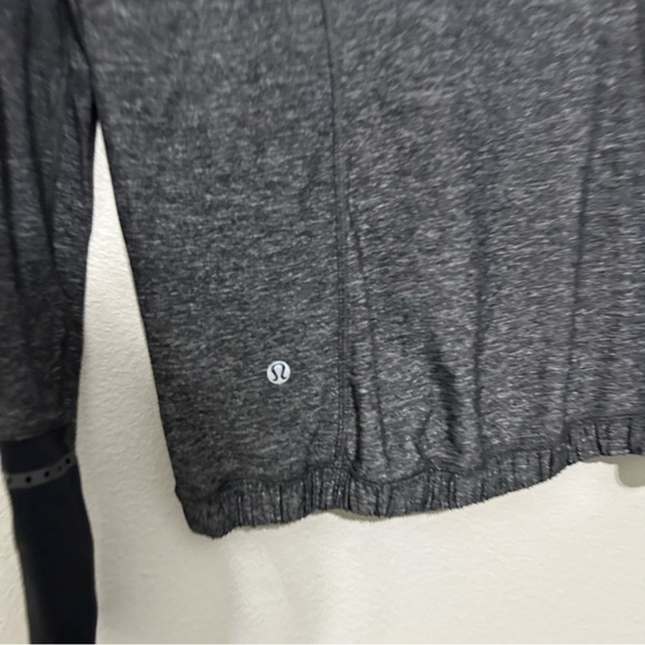 Lululemon women’s Pace Pusher 1/2 Zip Heathered Black / Black size 6 thumbholes - Picture 3 of 4
